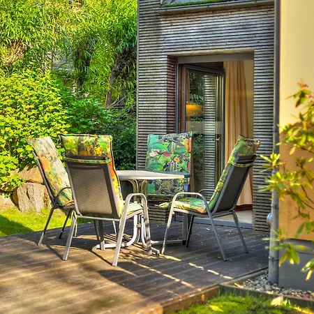 Casa Del Mar, Tres *